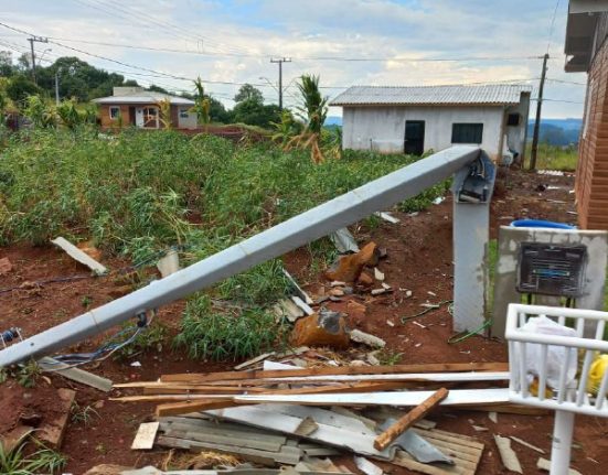 cotidiano temporal causa queda de arvores e destelhamentos de casas em pinhalzinho 2