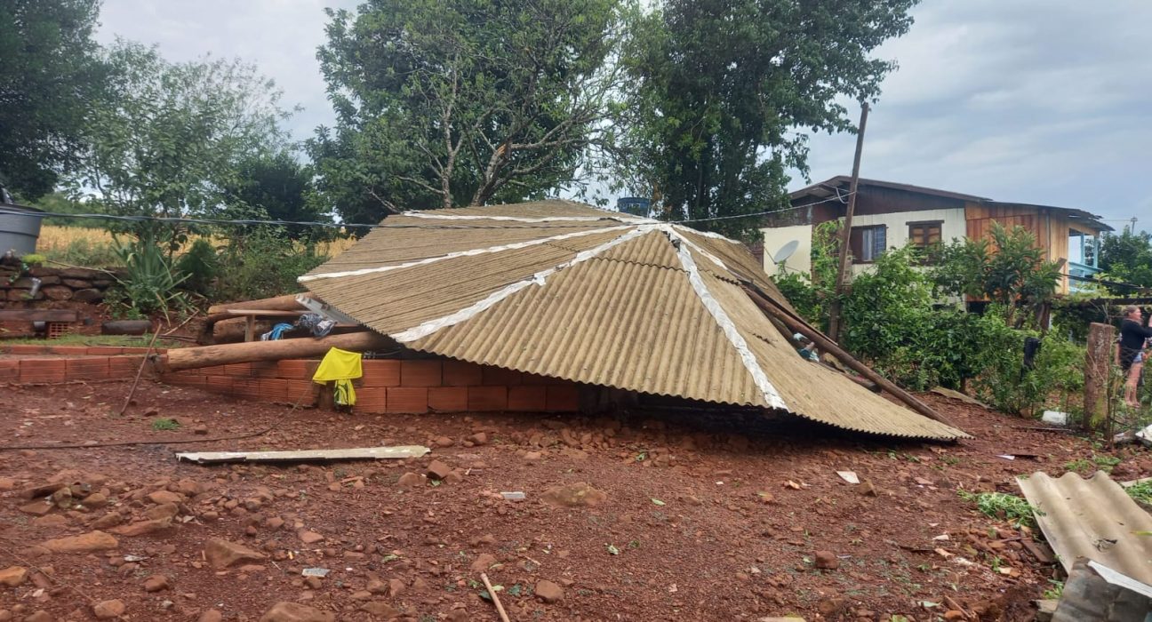 cotidiano telhado de casa e arrancado durante temporal no oeste 4