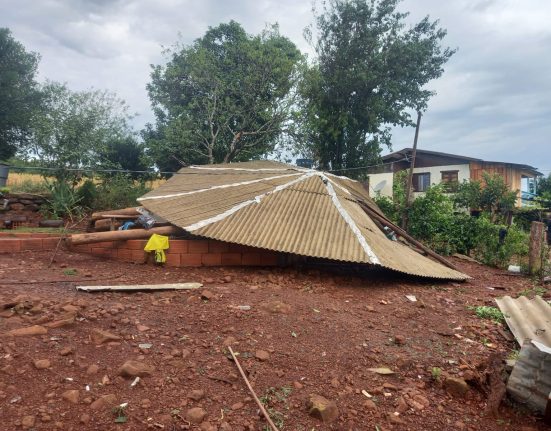 cotidiano telhado de casa e arrancado durante temporal no oeste 4