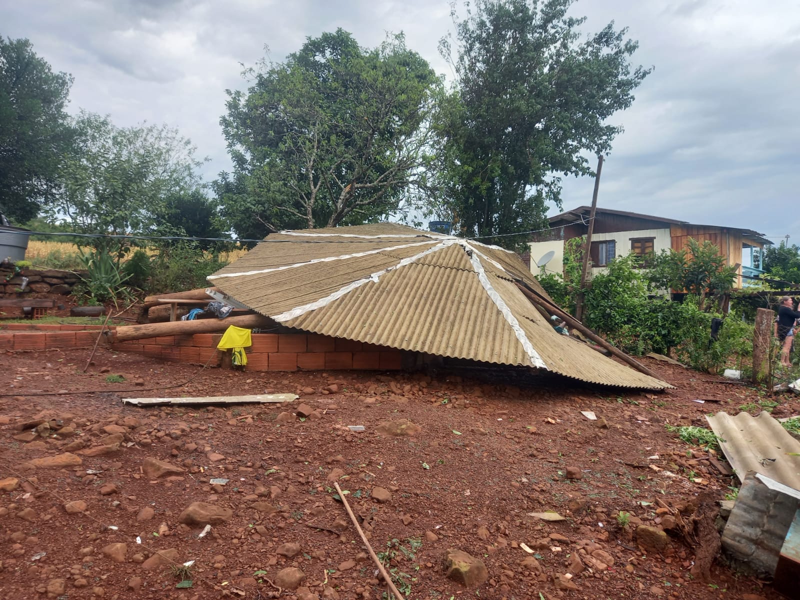 cotidiano telhado de casa e arrancado durante temporal no oeste 4