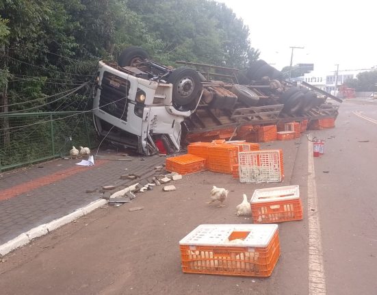 Caminhão tomba em São Domingos