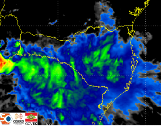 Imagem do satélite GOES 16 canal infravermelho realçado, às 15h50 horário local. Fonte: Defesa Civil de Santa Catarina.