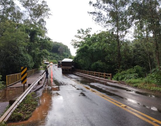 Bitrem fica pendurado em cima de ponte ao sair da pista na SC-157