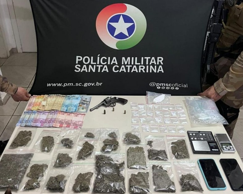 Jovem é preso com Drogas e Armas de Fogo em Chapecó