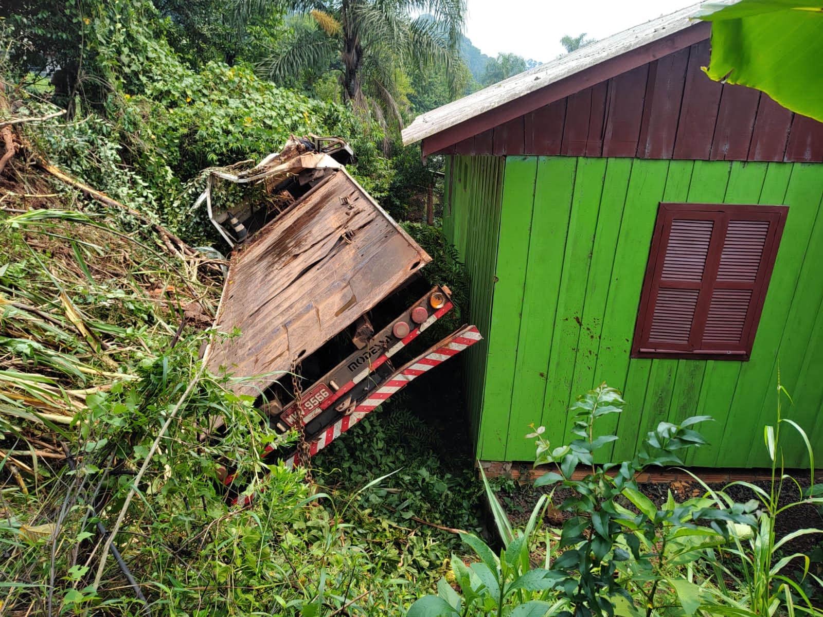 Caminhão quase atinge casa após acidente em Quilombo