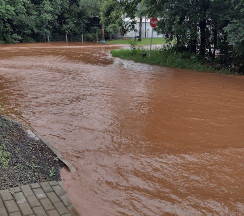 Alagamentos pontuais registrados na tarde de ontem, no bairro Ari Bortoli, em São Domingos