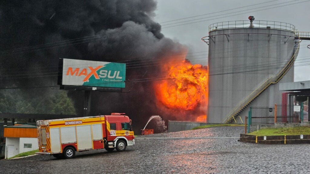 Incêndio atinge depósito de combustíveis em Chapecó