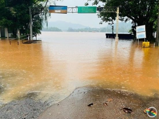 Cheia do Rio Uruguai interrompe travessia e afeta pontes em Itapiranga