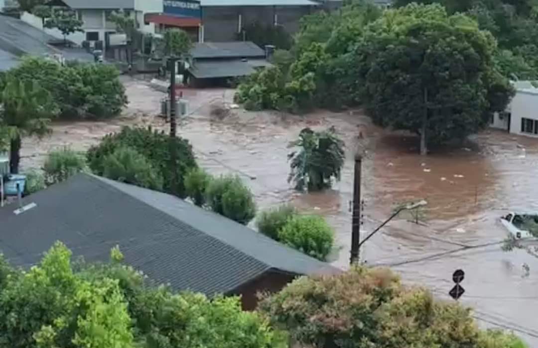 Chuvas fortes causam enchentes e destruição em Quilombo