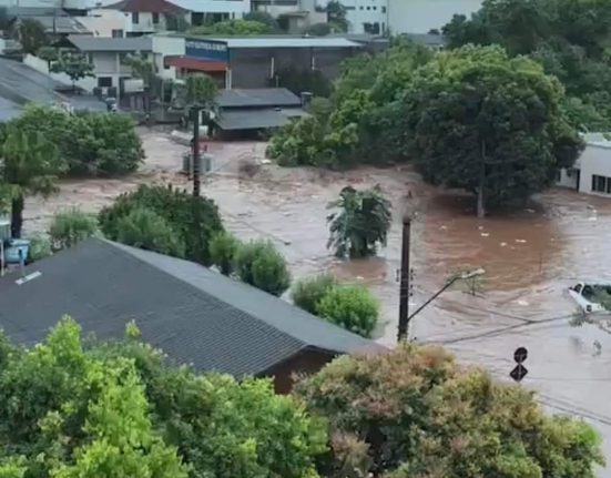 Chuvas fortes causam enchentes e destruição em Quilombo