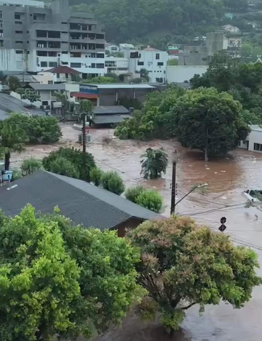 Chuvas fortes causam enchentes e destruição em Quilombo
