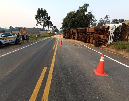 Caminhão tomba em São Lourenço do Oeste