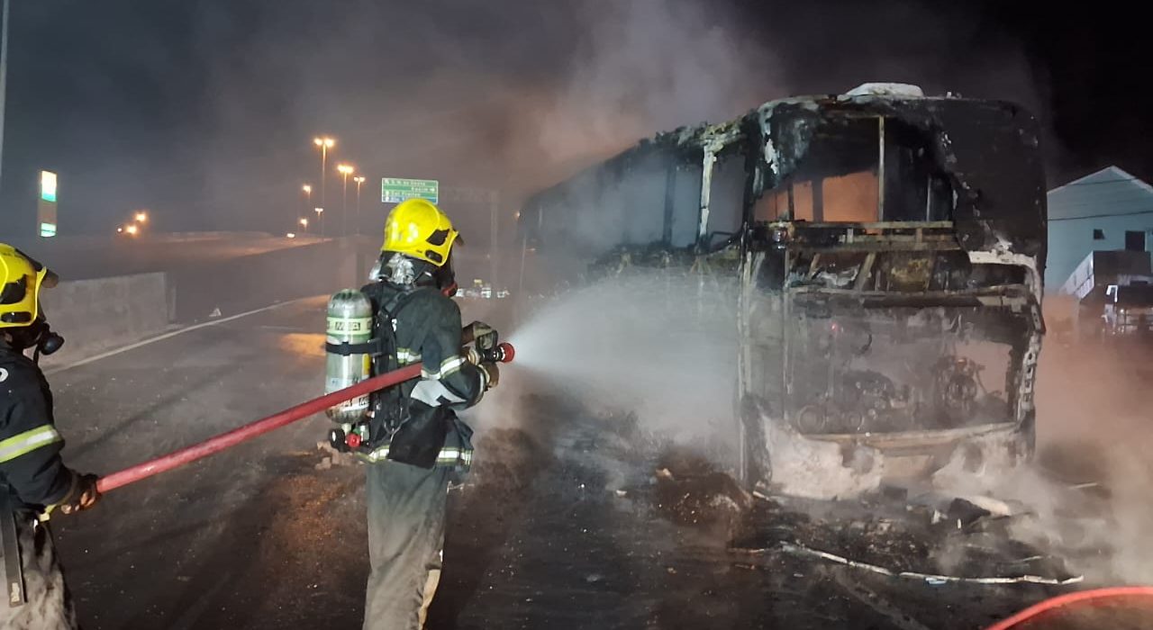 Ônibus é destruído por incêndio, em Chapecó
