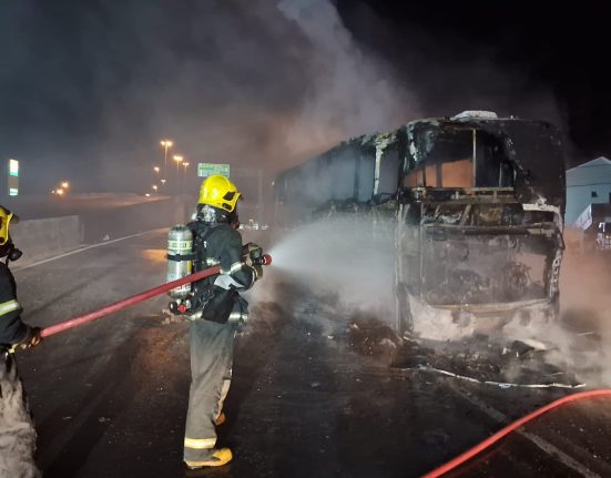 Ônibus é destruído por incêndio, em Chapecó