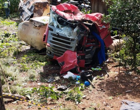 saída de pista seguida de tombamento, ocorreu por volta das 08h15, no trecho conhecido como "Curva da Morte".