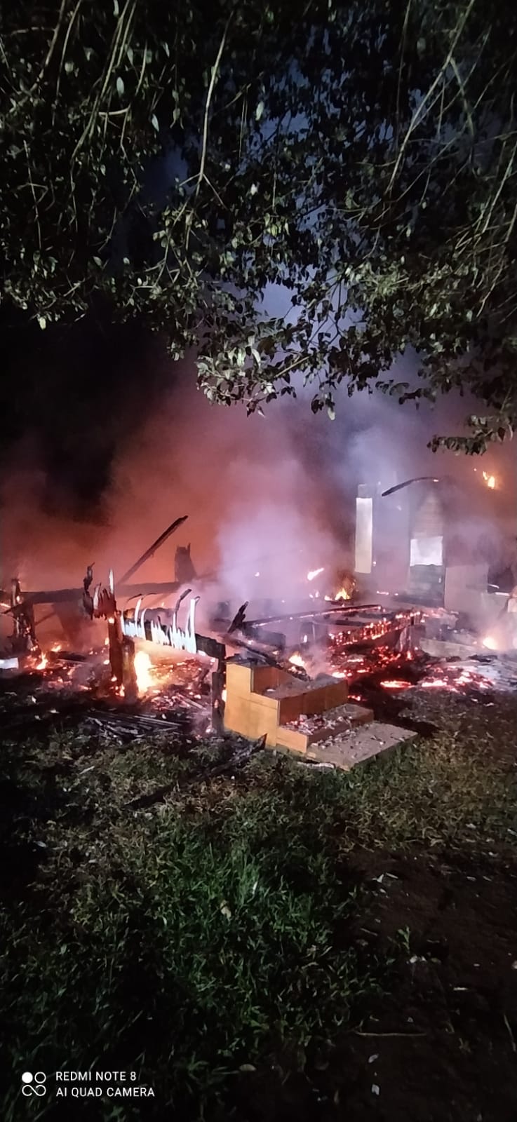 Casa é destruída por incêndio em São Domingos