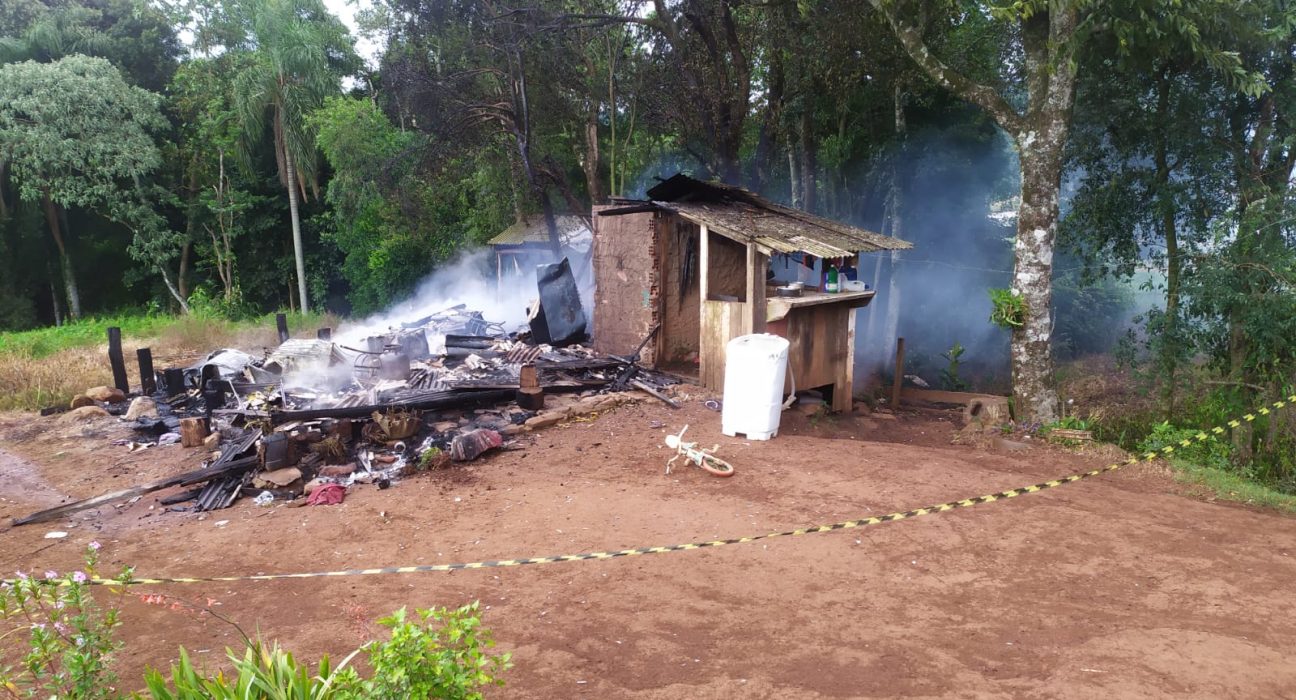 Incêndio destrói residência no interior de Campo Erê