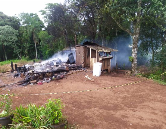 Incêndio destrói residência no interior de Campo Erê