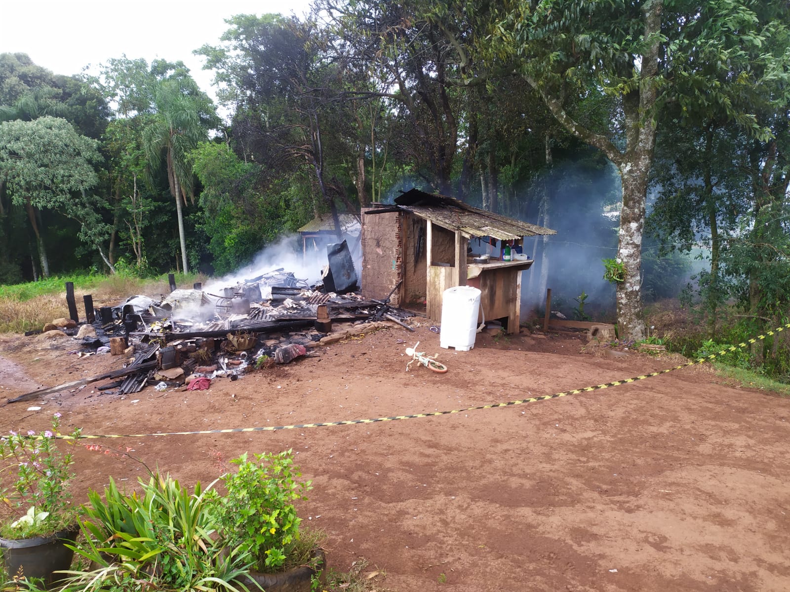 Incêndio destrói residência no interior de Campo Erê