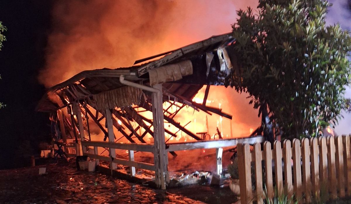 O incêndio ocorreu em uma residência unifamiliar de madeira, com aproximadamente 150 metros quadrados.