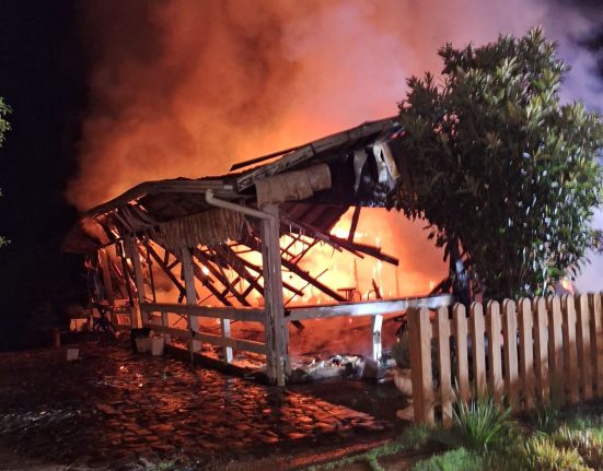 O incêndio ocorreu em uma residência unifamiliar de madeira, com aproximadamente 150 metros quadrados.