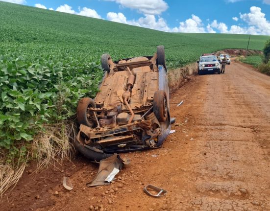 Desobedecendo às ordens de parada, o fugitivo perdeu o controle do carro, colidiu com um barranco e capotou