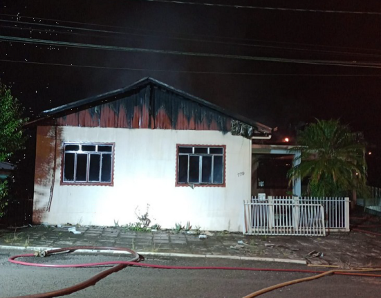 Casa é destruída por incêndio em São Domingos