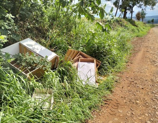 O que mais tem chamado a atenção é a alarmante quantidade de entulhos descartados nos barrancos e margens das vias.