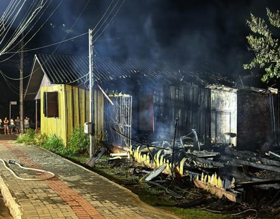 Casa destruída por incêndio em Quilombo