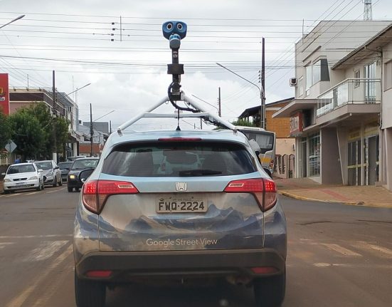 Carro do Google Street View capta imagens pelas ruas de São Domingos