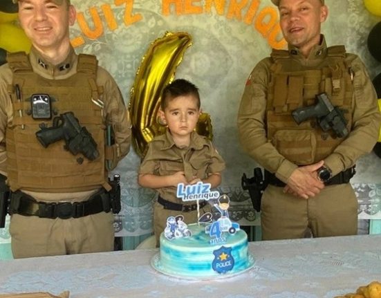 Menino de Galvão recebe visita de policiais em seu aniversário