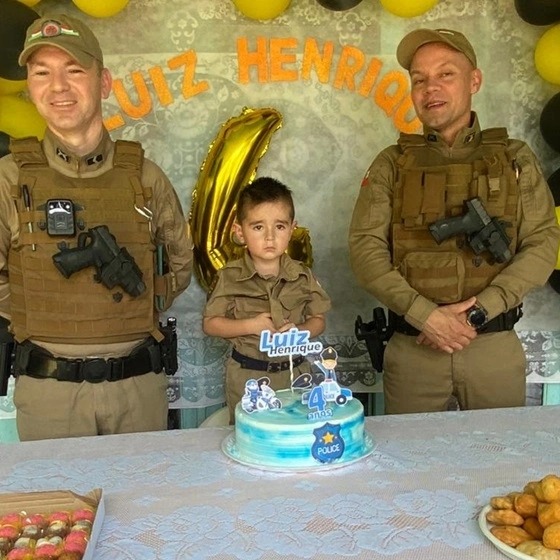 Menino de Galvão recebe visita de policiais em seu aniversário