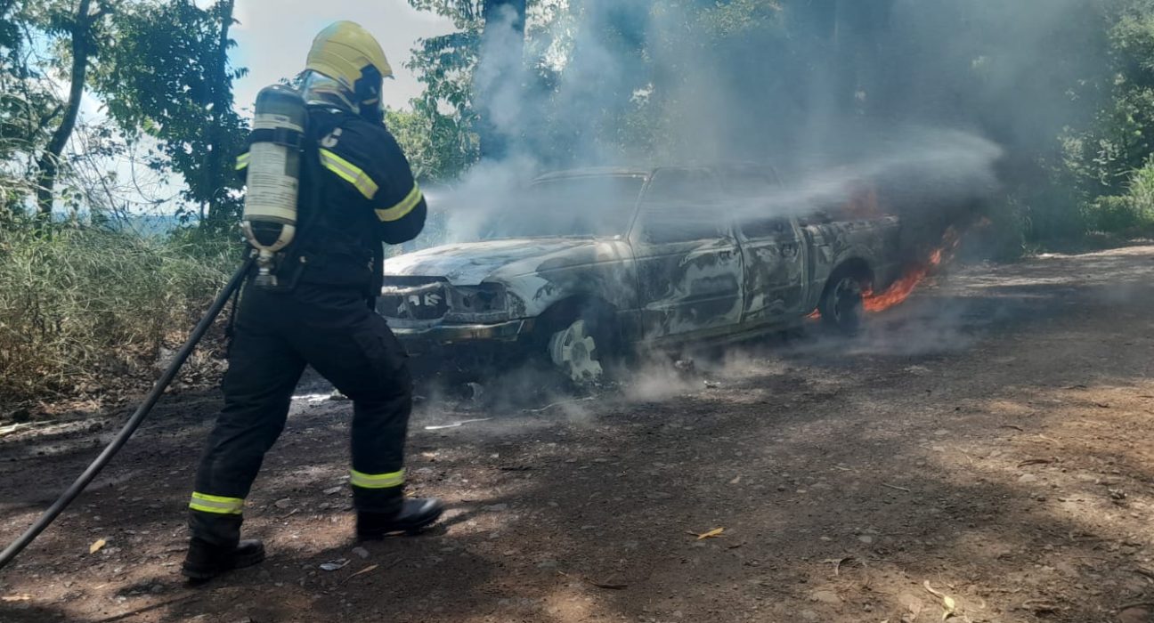 Incêndio destrói caminhoneta em Cordilheira Alta