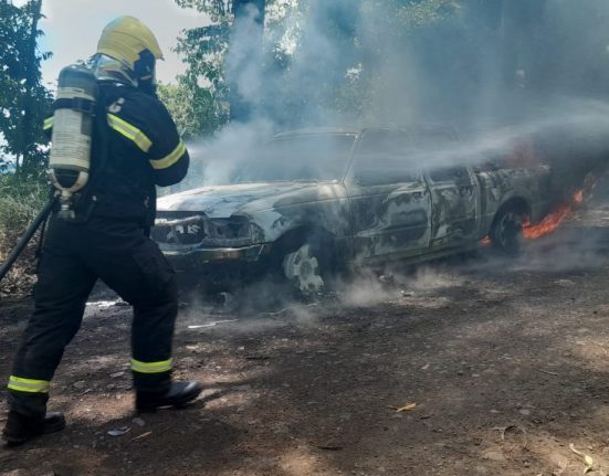 Incêndio destrói caminhoneta em Cordilheira Alta