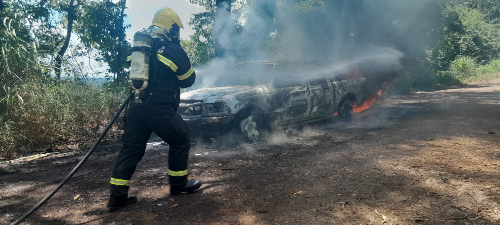 Incêndio destrói caminhoneta em Cordilheira Alta