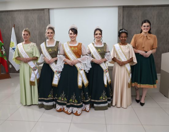 Comissão apresenta trajes das soberanas da ExpoFemi