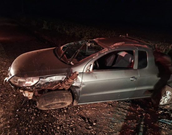 Capotamento de veículo no interior de São Domingos