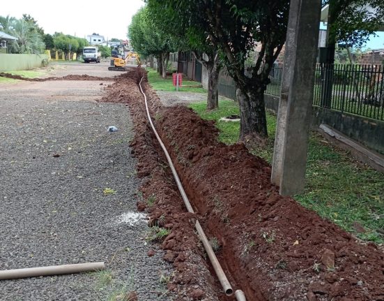 A rede está sendo instalada pela Casan, em parceria com a prefeitura, em locais que serão repavimentados