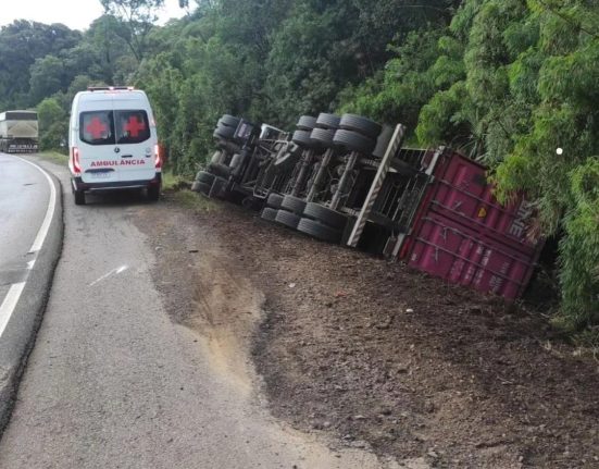 Motorista ferido após caminhão tombar na BR-153