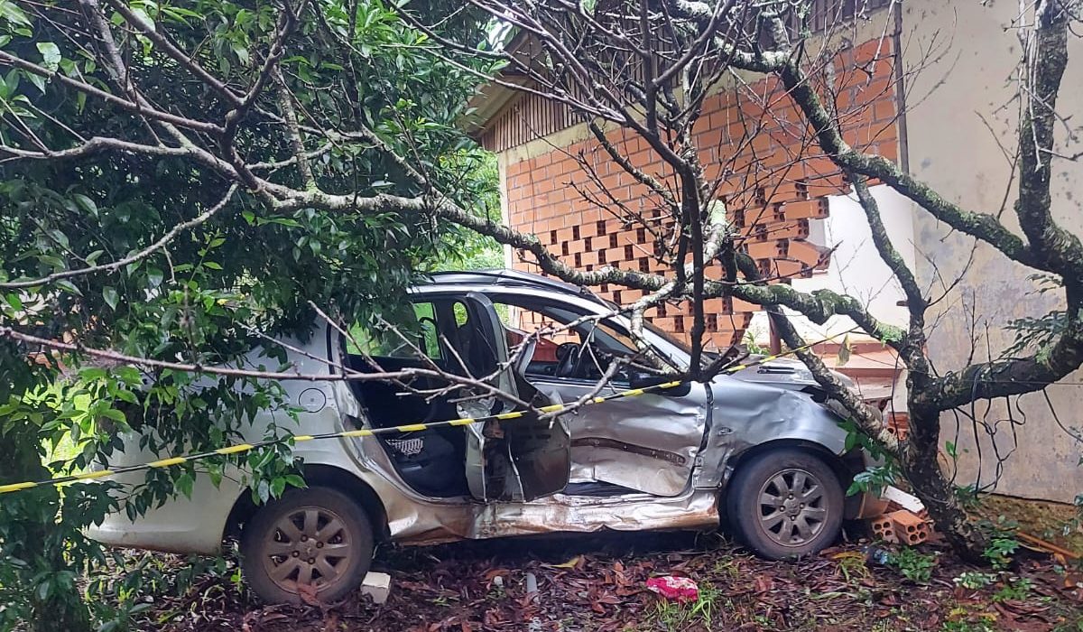 Carro quase invade residência após acidente em São Domingos