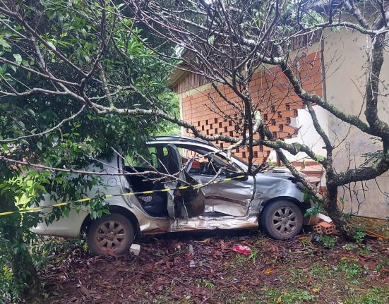 Carro quase invade residência após acidente em São Domingos