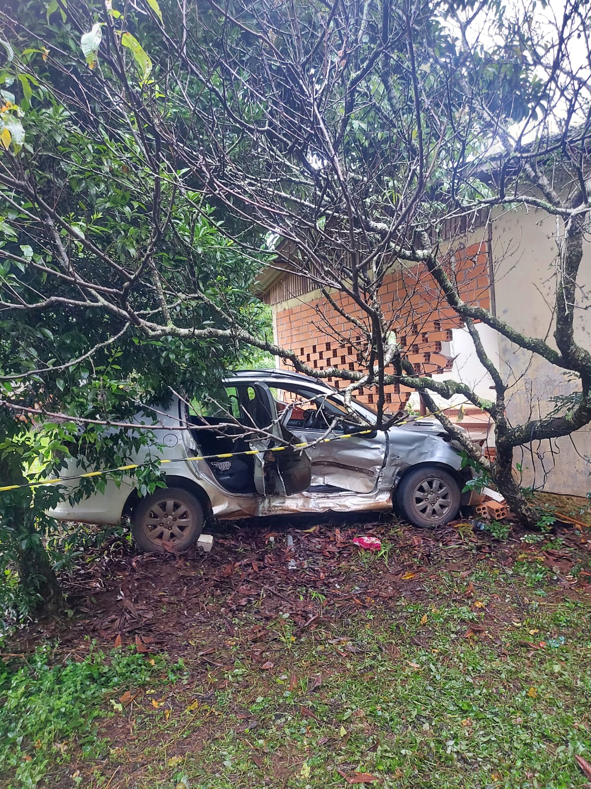 Carro quase invade residência após acidente em São Domingos