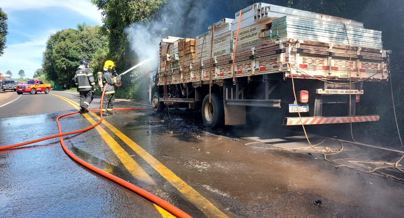 Bombeiros combatem incêndio em caminhão em Quilombo