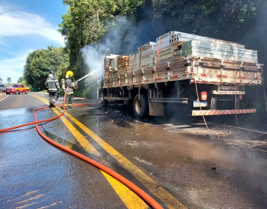 Bombeiros combatem incêndio em caminhão em Quilombo