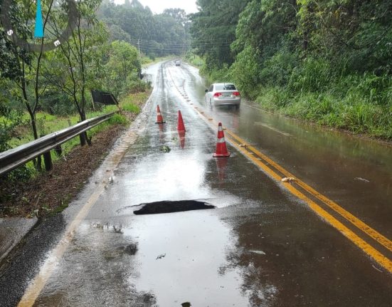 Cratera na SC 480, entre São Domingos e Galvão, teria sido ocasionada pela chuva intensa dos últimos dias