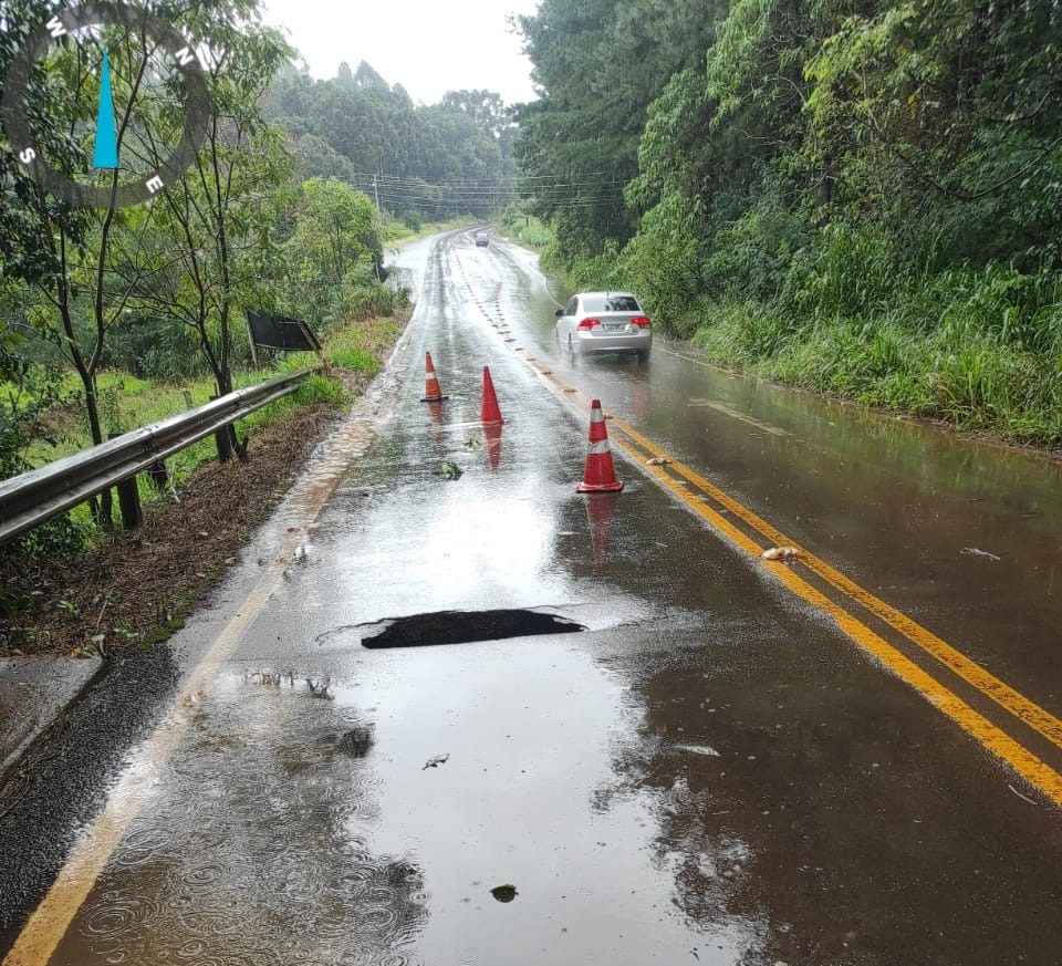 Cratera na SC 480, entre São Domingos e Galvão, teria sido ocasionada pela chuva intensa dos últimos dias