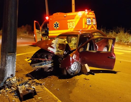 Homem colide em poste em São Domingos