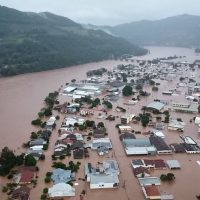 O governo do Rio Grande do Sul declarou estado de calamidade pública nesta quarta-feira (1º) em resposta aos severos eventos climáticos que têm assolado o estado com chuvas intensas e consequentes inundações