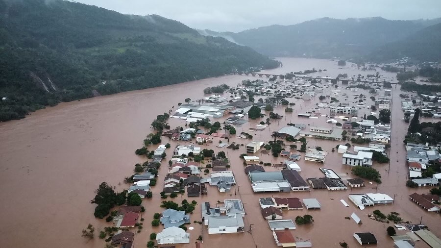 O governo do Rio Grande do Sul declarou estado de calamidade pública nesta quarta-feira (1º) em resposta aos severos eventos climáticos que têm assolado o estado com chuvas intensas e consequentes inundações