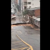 Asfalto se rompe após fortes chuvas em cidade de SC